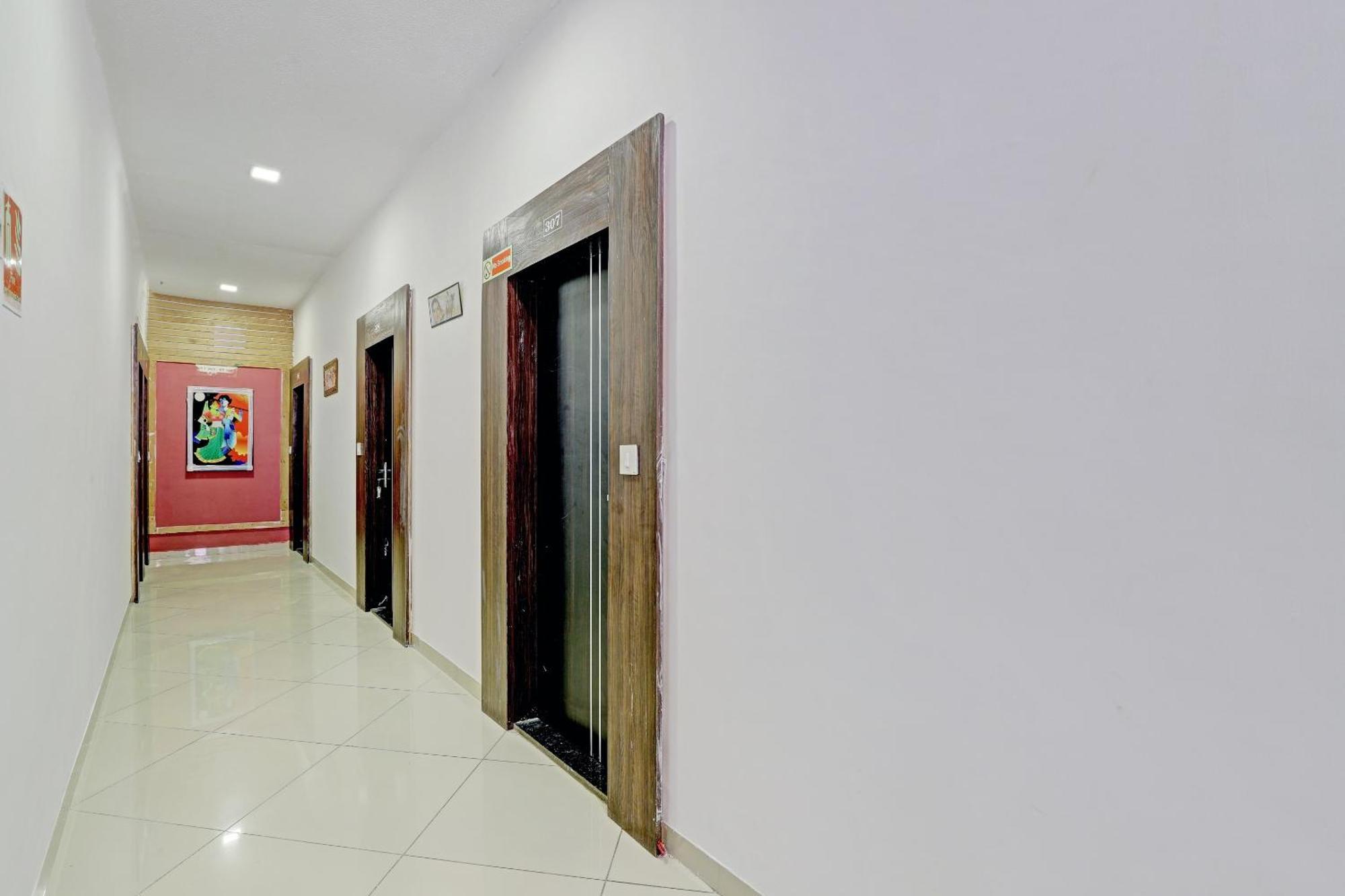 Oyo 11649 Hotel Mahima Gandhinagar Exterior photo