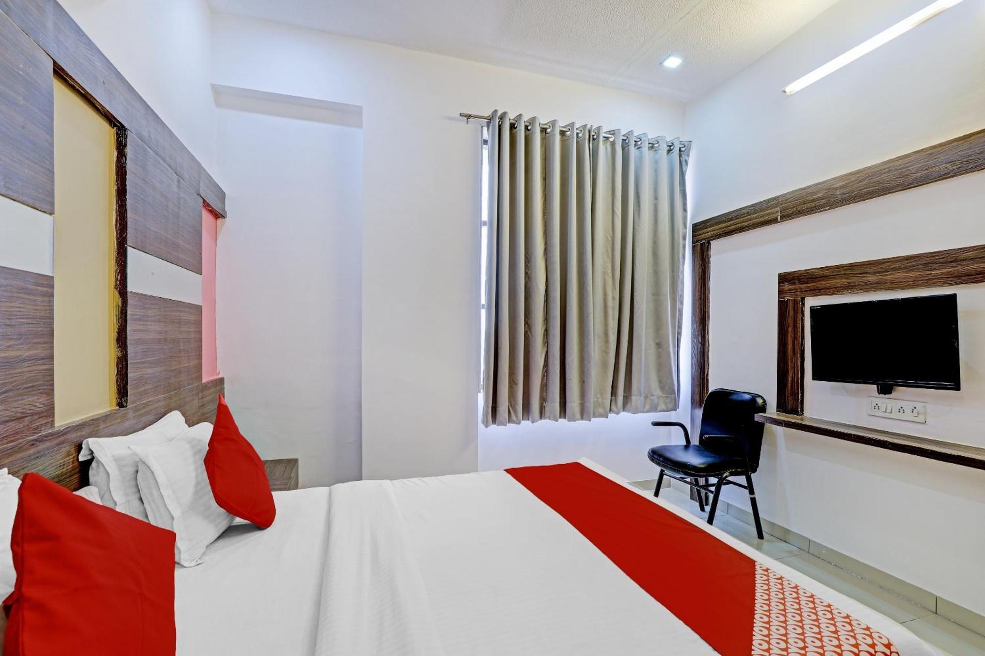 Oyo 11649 Hotel Mahima Gandhinagar Exterior photo