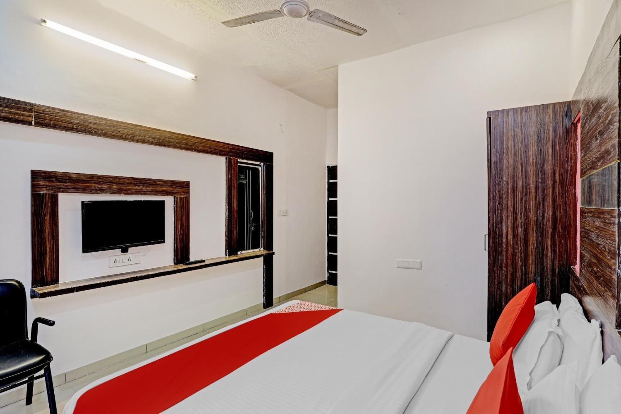 Oyo 11649 Hotel Mahima Gandhinagar Exterior photo
