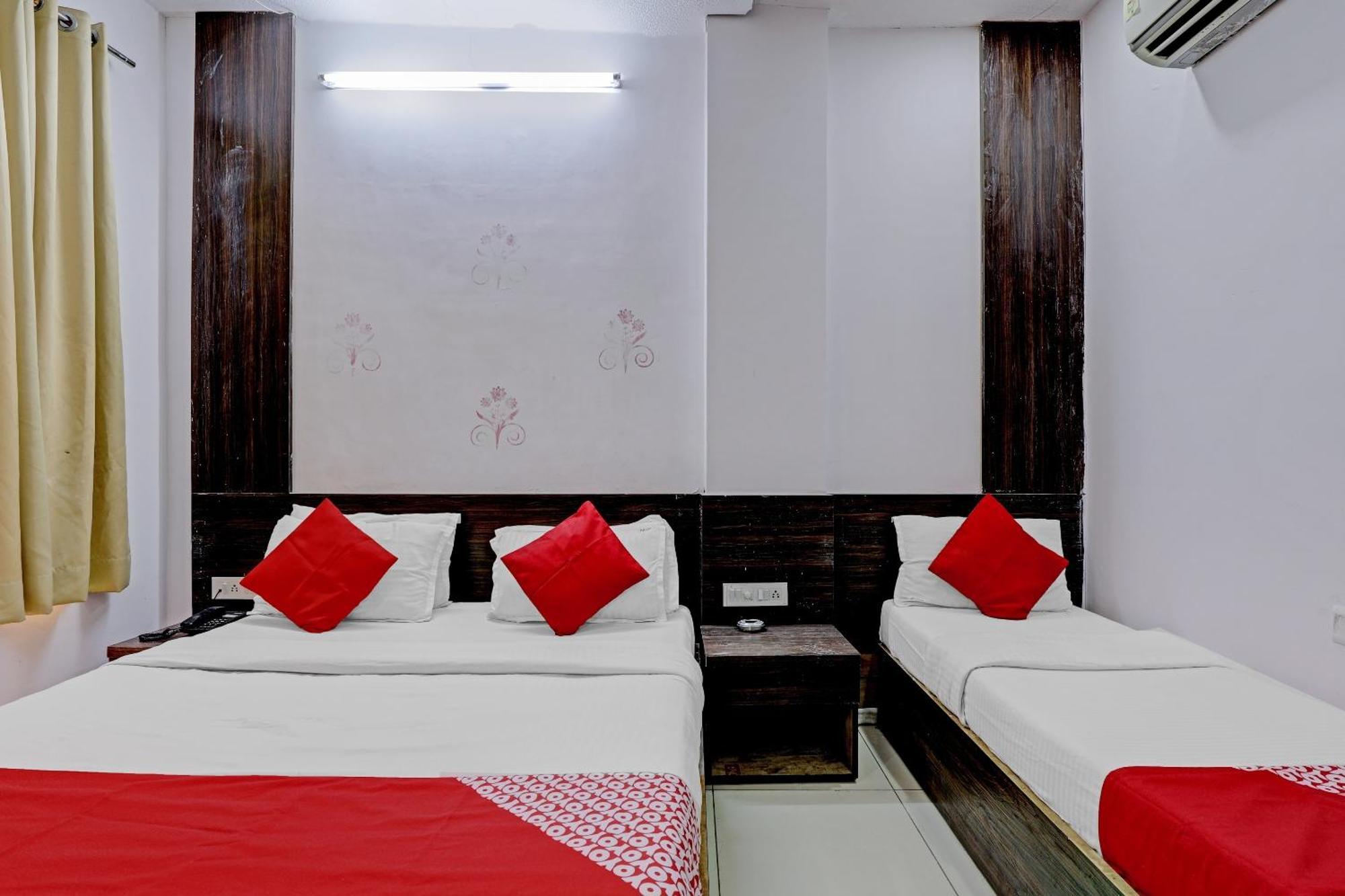 Oyo 11649 Hotel Mahima Gandhinagar Exterior photo