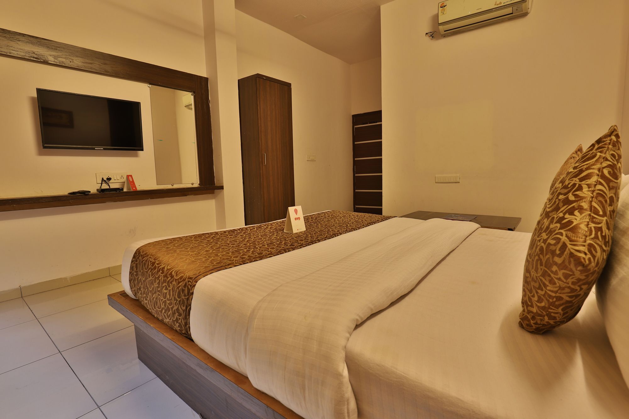 Oyo 11649 Hotel Mahima Gandhinagar Exterior photo